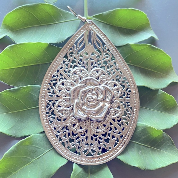 🦩Polazzo rose earrings drop 🦩 - Picture 3 of 4